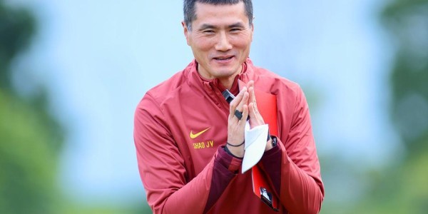 新葡萄8883官网AMG-国足主帅的排面！45岁邵佳一造访皇马 与老佛爷合影+获赠10号球衣