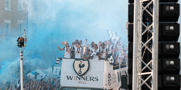 😎热刺夺冠游行图集：孙哥头戴墨镜，谁也不爱！