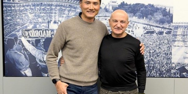 新葡萄8883官网AMG-国足主帅的排面！45岁邵佳一造访皇马 与老佛爷合影+获赠10号球衣