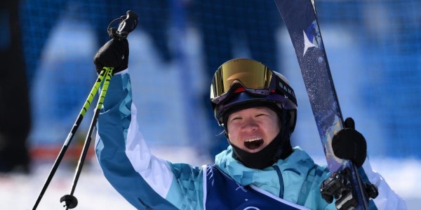 新葡萄8883官网AMG-完美收官！谷爱凌卫冕自由式滑雪U型场地金牌，李方慧夺银